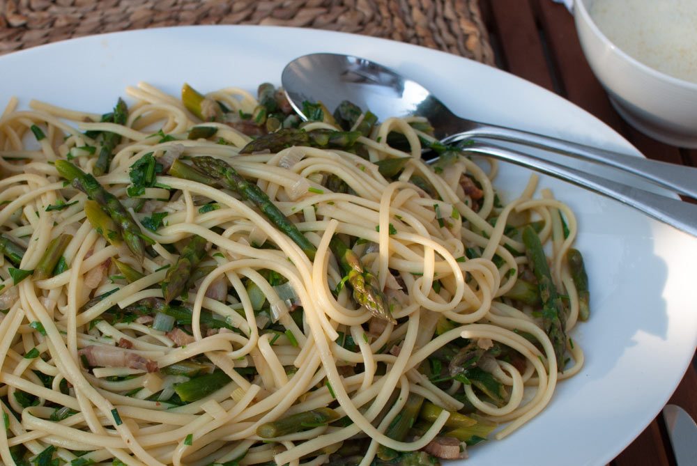 I found a bunch of super thin asparagus and thought they might go well with linguine. It's such a simple combination and a great way to enjoy asparagus.