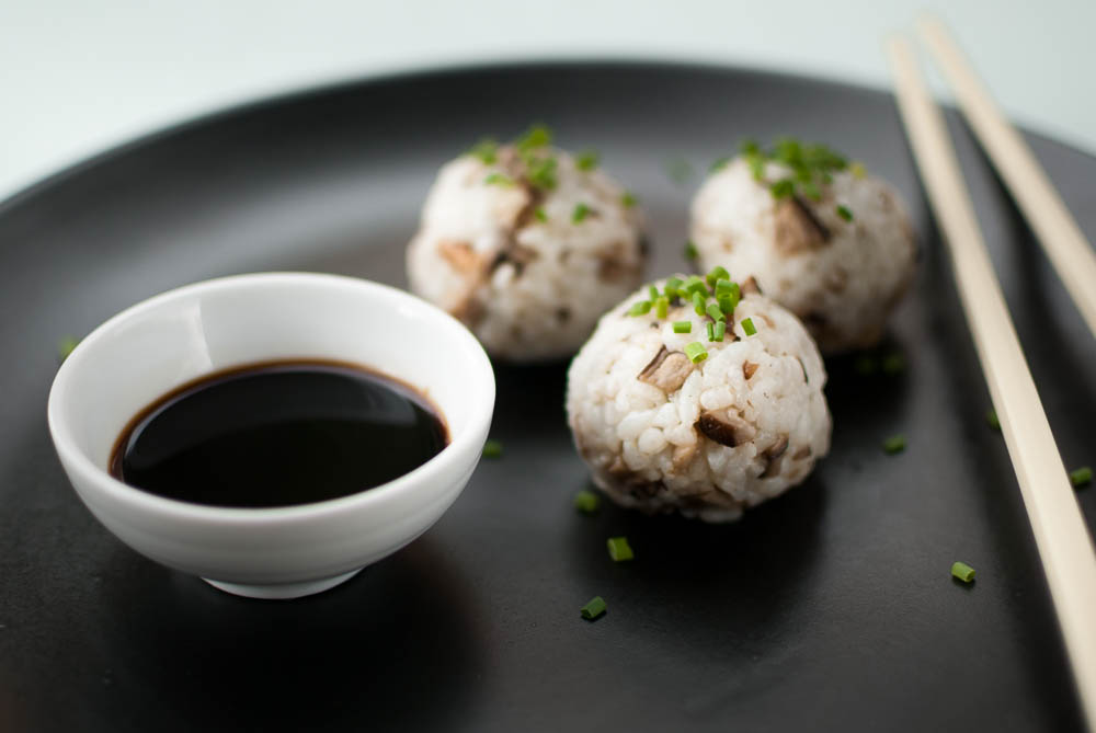 Dad trials out three ways to prepare and eat Onigiri with shitaki mushrooms.