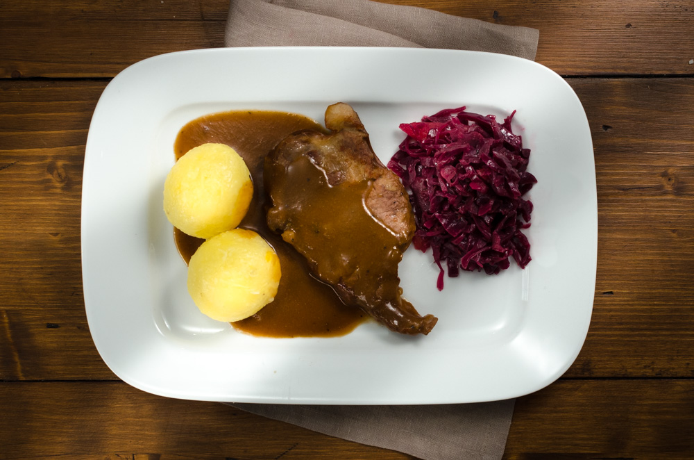 This is the dish you can find at Seins' Kingston branch called: Schweinebraten mit Kartoffelknödel und Rotkraut. I had if for my birthday meal with family and friends: it was a perfeect meal, in wonderful company.